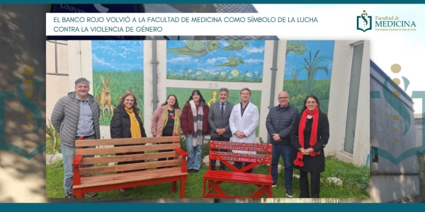 El Banco Rojo volvió a la Facultad de Medicina como símbolo de la lucha contra la violencia de género