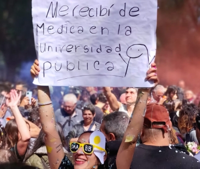 Este sábado 7 de diciembre, 71 nuevos médicos y médicas se graduaron en la Escuela Superior de Medicina de la Universidad Nacional de Mar del Plata.